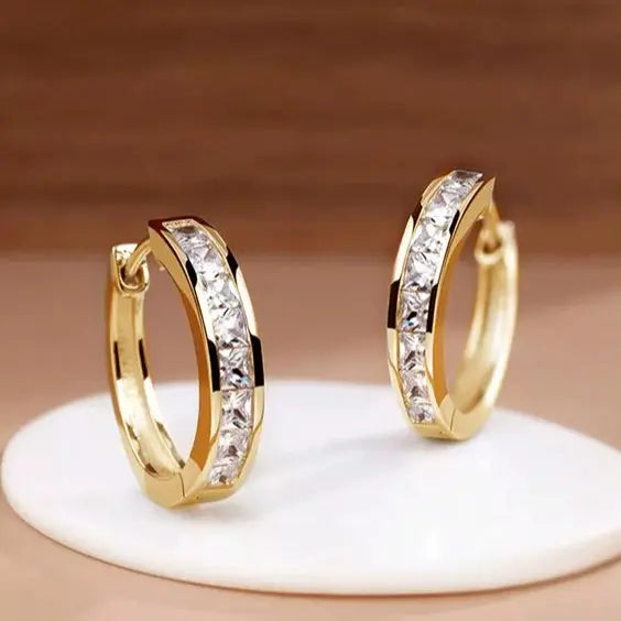 Aretes elegantes en dorado y cristal